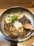 和牛と淡路たまねぎ、国産大豆の豆腐をすき焼き風に煮て、半熟卵をポトンとのせた逸品。