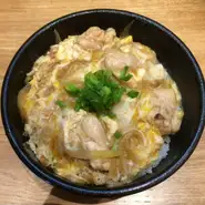 お出汁の風味がしっかり味わえる、但馬鶏と淡路玉ねぎを使った親子どんぶり。一度食べたら病みつきになります。