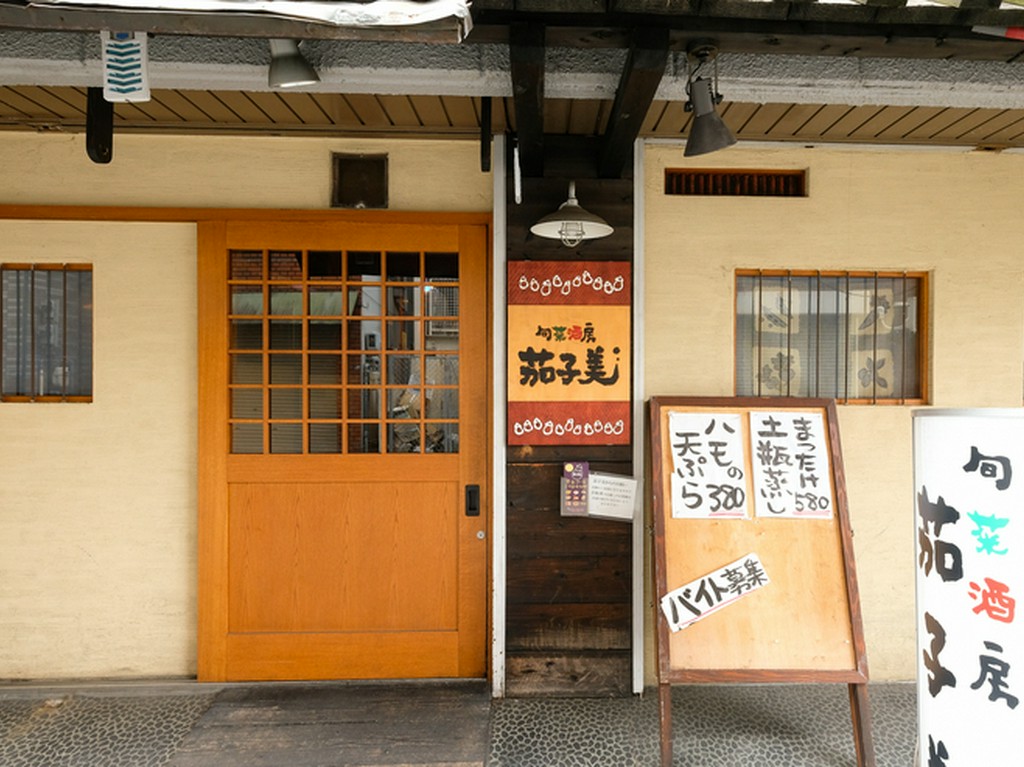 大通りから少し入ったところにある、静かな佇まい