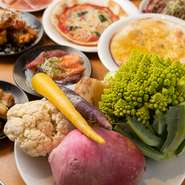 地元の食材をもっと多くの人に知ってもらいたいとの思いから、オーナーシェフ自ら食材を仕入れるため奔走しています。バラエティー豊かでおいしい料理は、オーナーシェフの情熱と地元の生産者のたゆまぬ努力から。