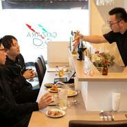 土日の12:00～16:00間だけ「昼バル」を開催しています！　「昼間からお酒を飲む」という行為に非日常的な気分を味わいつつ、おいしい料理とお酒に舌鼓。気分がアガルこと間違いありません！