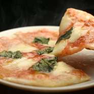 カリカリピッツァにチーズがとろける『マルゲリーター（トマトソース＋チーズ＋バジル）』