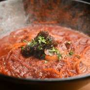 つゆがたっぷり入ったパスタ。極限まで甘みを引き出した炒め玉ねぎと、韓国粉唐辛子のアクセントが利いて、相性も抜群です。ちょっと行儀が悪くても、すすりたくなるようなラーメン感覚のスープパスタ！