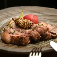 65度で2時間じっくりとローストした、しっとり柔らかいジューシーローストポークは、素材本来の旨味が感じられる至高の一皿です。粒マスタードが、肉の旨味をより一層引き立たせます。

大1500円