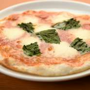 ピッツァの生地に使うのは、こだわりのイタリア料理専用小麦粉