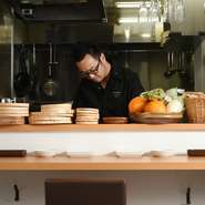 帰宅後も余韻を楽しめるよう、当たり前のことをきちんと行います。笑顔でお迎えする、椅子をひく、しっかり見送るなど、小さくても大事なことの積み重ねを重要視。スタッフと徹底し、快適な時間を提供します。