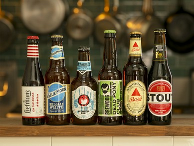 オーナーこだわりの各国のクラフトビールを用意