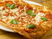 バジルとトマトソースの定番ピザ。ただし、ビザ生地がパイのようにサクッとしているので、よそにない新しい食感を味わえます。取り分けしやすい四角い形が特徴的。