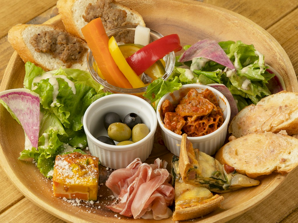 7～8種類の前菜をたっぷり楽しめる『ホワイトレインボープレート』