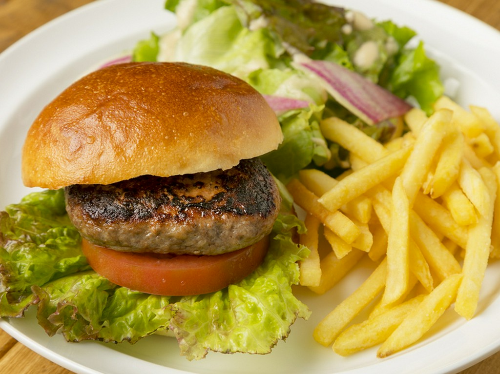 近江牛100％！肉の味が絶品の『OMI牛ハンバーガー』