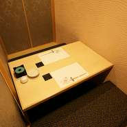 個室は4名用が3室、20名用が1室と充実しています。4名用は仕切りを取り払えば、12名用としても利用可能。宴会や家族同士の顔合わせの場など、さまざまな集まりに対しフレキシブルに応じてもらえる点が魅力です。