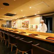 大切な恋人と肩を並べて座り、美味しいものをじっくりと味わう夜。今日のおすすめを料理長に聞きながら、珠玉な一品にぴったりのお酒で乾杯してはいかが。大人のデートに、これほどふさわしい場はありません。