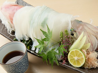 鮮度が高いからこその透明感『活イカそうめん』