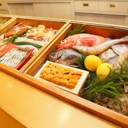 毎日仕入れる「季節の魚介」は、自分をはじめ確かな目で良いネタを見極められる人間が仕入れに赴きます。産地直送の魚…例えるなら淡路のハモなど。採れたてならではの魅力にあふれた、格別な味わいをどうぞ。