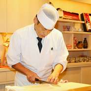 お客様と接すると、今何が求められ、何が食べたいのかが見えてきます。心を込めた料理はもちろんお客様との会話を大切にしながら、その日ならではの逸品をお伝え。リクエストがあれば可能な範囲で対応いたします。