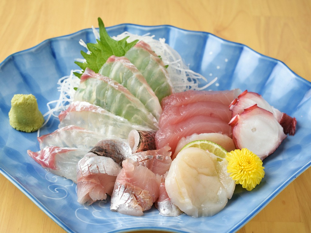 気軽に良質な活魚を堪能できるのは、魚屋直営ならでは。『おまかせ五品』