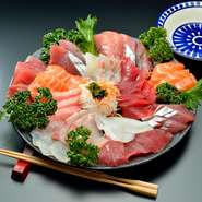 その日の良いものを選りすぐった、ピチピチの魚の刺身を存分に。店主が自船で獲ったものや、市場で厳選した魚を使っているので、その美味しさは折り紙付きです。お好きな日本酒と合わせて。