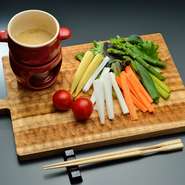 地元産を中心とした季節の野菜を特製ソースでいただく、彩りも美しい逸品。アンチョビーとにんにくの風味が野菜の甘みをさらに際立たせます。旬の味覚をもりもり、いくらでも食べられると人気。