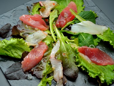 上質な魚とフレッシュ野菜が爽やかに調和する『カルパッチョ』