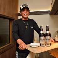 美味しい料理を囲んで、お客様が和んでくださるような居心地の良い雰囲気を目指しています。カウンターからテーブル席、2階席と座席タイプも多彩なので、様々なシーンにご利用ください。