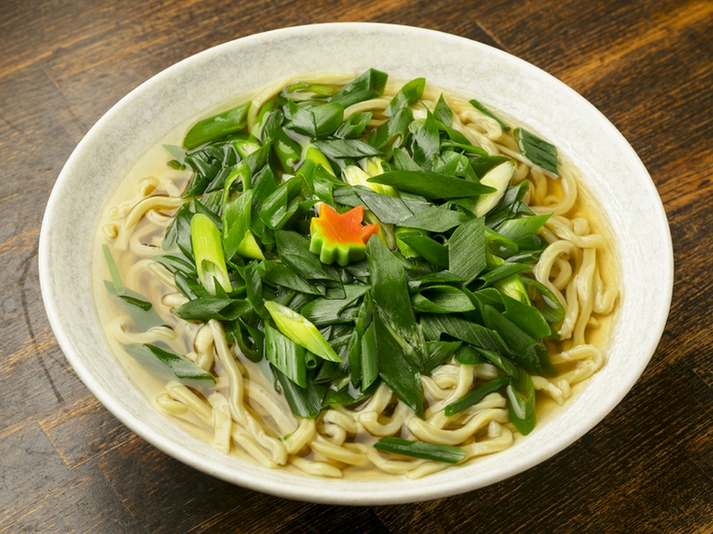 お昼限定。特製の抹茶を練り込んだうどんが九条ねぎと合う『抹茶ねぎうどん』
