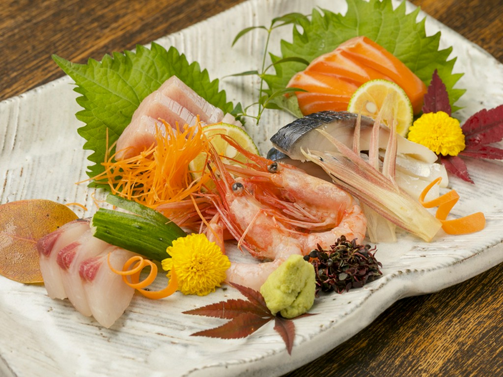 新鮮な魚介と包丁技に舌鼓『刺身盛り合わせ　日替　五種盛り（2人用）』