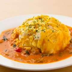 奈良県産の新鮮なふわとろ卵と自家製米のバターライスで作る『トマトツナクリームソースのオムライス』