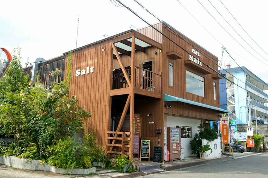 つい足をとめて立ち寄りたくなる、木のぬくもりを感じる佇まい