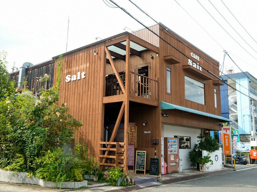 つい足をとめて立ち寄りたくなる、木のぬくもりを感じる佇まい