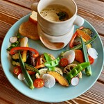 彩り野菜とバケットを熱々のバーニャカウダソースで！