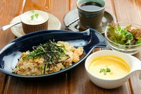 シーフードたっぷりオリジナルソースが決め手！
大葉ときざみのりをトッピング
サラダ・スープ・ドリンク付。