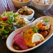 肉や魚をメインに、旬の野菜をたっぷり使った小鉢で全体のバランスが考えられたオーナーこだわりのワンプレートランチです。雑穀米か白米を選べるのも魅力的。