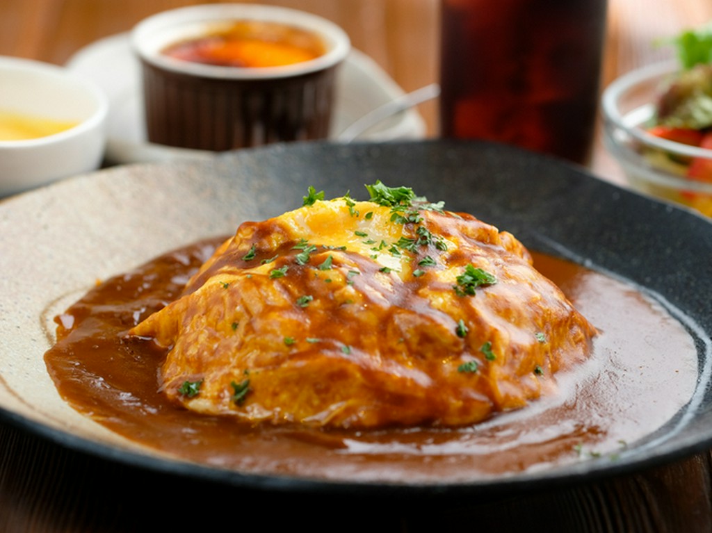 女性に人気の定番！ふわとろ卵が絶品『オムライスランチ』