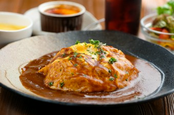女性に人気の定番！ふわとろ卵が絶品『オムライスランチ』
