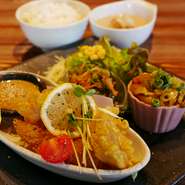 肉や魚をメインに、旬の野菜をたっぷり使った小鉢で全体のバランスが考えられたオーナーこだわりのワンプレートランチです。雑穀米か白米を選べるのも魅力的。ライス・スープ・ドリンク付。