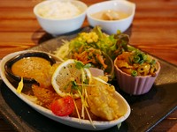 肉や魚をメインに、旬の野菜をたっぷり使った小鉢で全体のバランスが考えられたオーナーこだわりのワンプレートランチです。雑穀米か白米を選べるのも魅力的。ライス・スープ・ドリンク付。