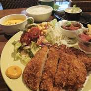 生姜醤油に漬け込んでいます。
サラダ、副菜2品のワンプレートランチ
ライス（白米or雑穀米）・スープ・ドリンク付。