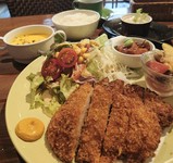 生姜醤油に漬け込んでいます。
サラダ、副菜2品のワンプレートランチ
ライス（白米or雑穀米）・スープ・ドリンク付。