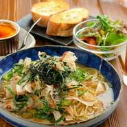 季節の食材を活かした『パスタランチ』は週替わりです。和風パスタ・洋風パスタと多種多彩なバリエーションで飽きのこないメニューです。サラダ・ガーリックトースト・ドリンク付。
パスタ単品1300円