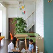 ランチやカフェタイムは、キッズスペースを活用してゆっくりとくつろげます。お子様は遊びに、ママ達はおしゃべりに。親子ともども満ち足りた時間に、ご機嫌な一日となりそうです。