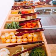 全てのランチに、ご飯、スープ、手作りおばんざいの食べ放題が付いてきます。お野菜たっぷり、ほっこり優しい味付けで、女性や家族連れに大人気です*