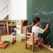 キッズスペース真横のお席は大人気！横にベビーカーを置けるお席もご用意しています。お子様連れのお客様もお気軽にご利用ください♪