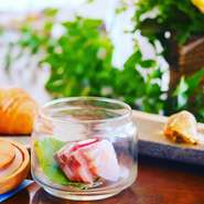 絶妙な塩加減のカンパチの刺身を、藁で炙り、煙を器に閉じ込めました。蓋を開けた瞬間に鼻にまとう燻製の香りも一緒にお楽しみください。