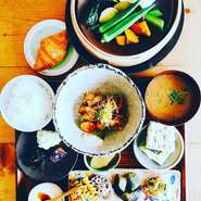 全てのランチにおばんざい、スープ、ご飯、パン（すべてお代わり自由！）がついてきます！お野菜たっぷり、ひとつひとつ手作りのおばんざいは大人気。ご予約がおすすめです♪