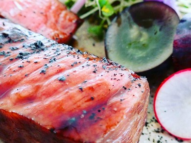 乾杯ドリンクとワンドリンクが付いたお得なセットメニューです