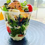 春菊の味が濃厚です。ポテサラとカボチャサラダも入ってボリューム満点