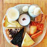 洋梨のタルト　480
ブルーベリーのタルト　480
ほうじ茶とホワイトチョコのパンナコッタ　240
柚子プリン　250
charaさんの
ベイクドチーズケーキ　400
バナナとチョコチップのタルト　450
焼き菓子など