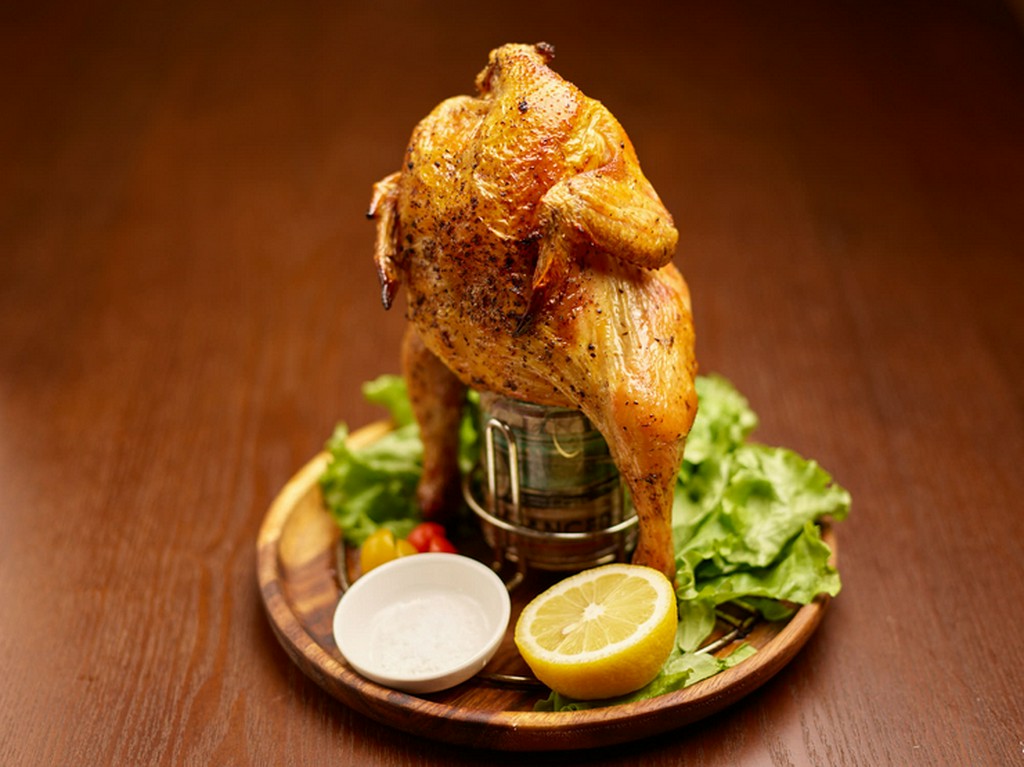 ハーブが香る、柔らかでジューシーな『もみ込みハーブ香る炭火焼　ビア缶チキン』