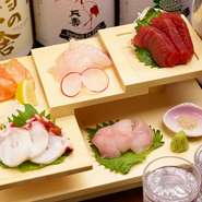夕方直送される旬の味。白身魚は藻塩（もじお）と呼ばれる海藻のミネラルが豊富に含まれた特別な塩をつけていただきます。海の香りが鮮魚の旨みをぐっと引き立てくれます。カボスを絞って味わうのもおすすめです。