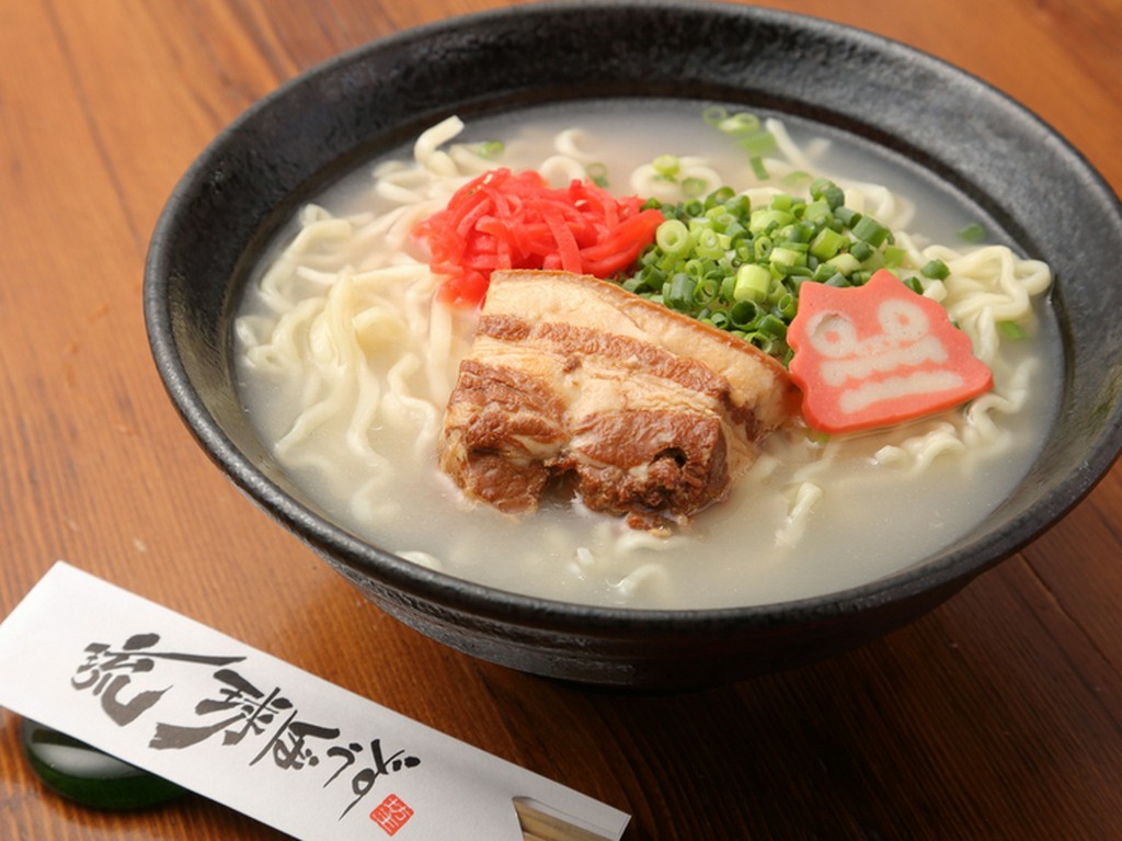 こだわりの生麺に、贅沢なトッピング『ラフテーそば』